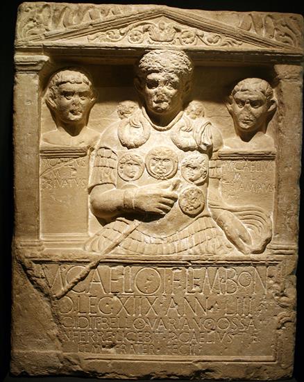 Rzym starożytny - wojskowe, cywine odznaczenia - obrazy - 800px. Marcus Caelius z kompletem odznaczeń phalerae.JPG