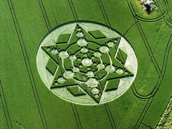  Znaki na polach - Spinning Star, Wiltshire, England.jpg