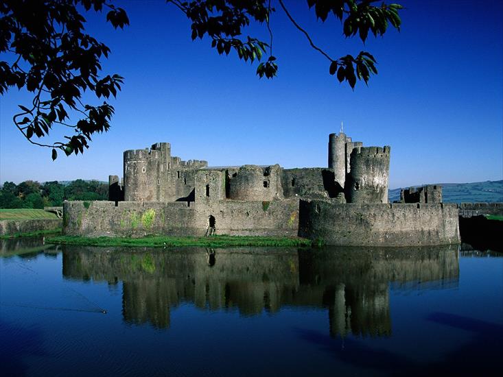 Castles Wallpapers - Caerphilly Castle, Wales, United Kingdom.jpg